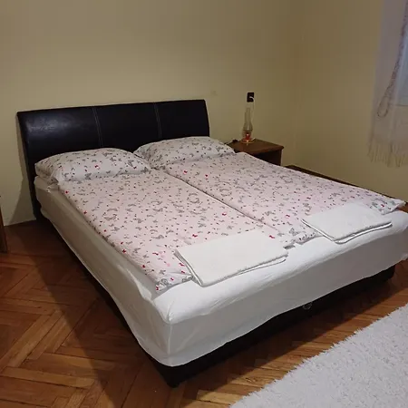 Vendeghaz * Udvar